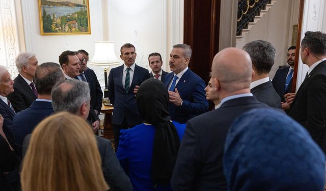 Hakan Fidan Londra'da Türk iş insanlarıyla bir araya geldi