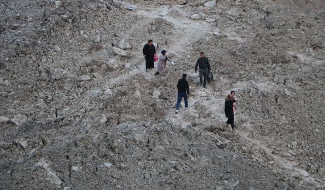 Heyelandan dolayı kapanan Hakkari-Van kara yolu ulaşıma açıldı