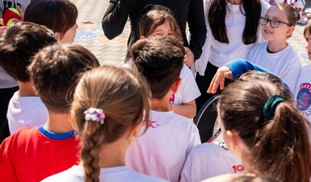 İpek Soylu’dan öğrencilere tenis dersi: “Ortak alanı yaratmak önemli”
