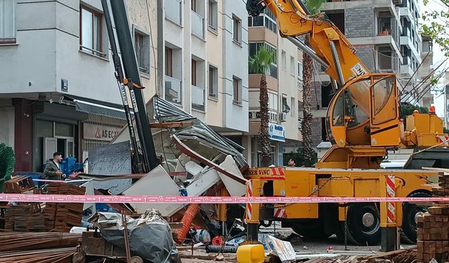 İzmir'de Vincin Kırılan Taşıma Kolu, Güvenlik Kulübesine Düştü