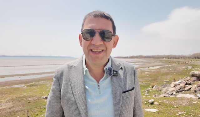 Karlar eriyince Van Gölü kıyıları kahverengiye döndü