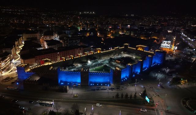 Kayseri Kalesi ve Saat Kulesinde 'Otizm' Farkındalığı
