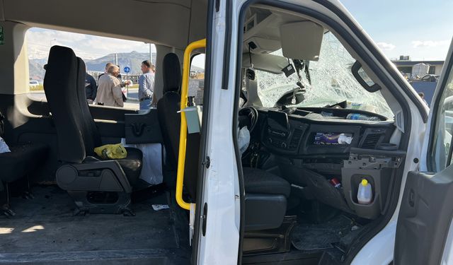 Kayseri'de İşçi Servis Minibüsüyle Kamyon Çarpıştı