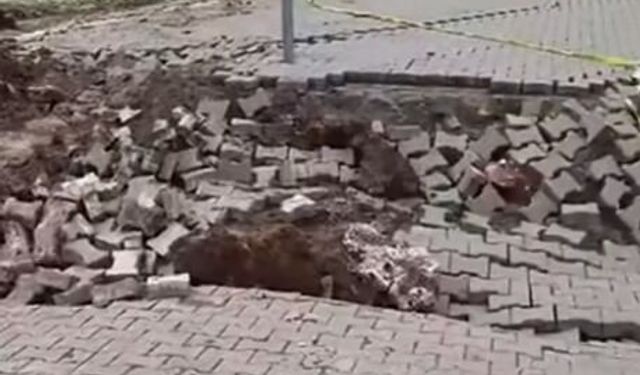 Nemrut Dağı yoluna heyelan meydana geldi