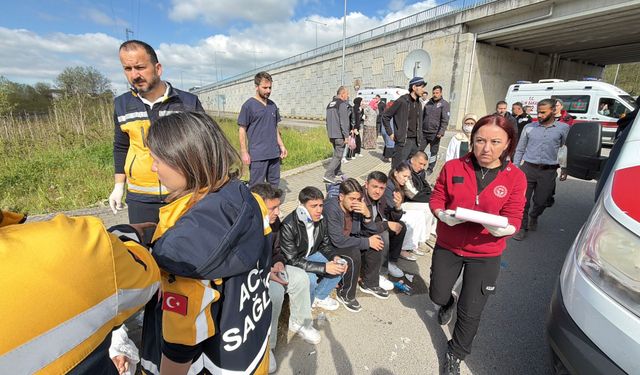 Öğrenci otobüsü otomobilin üstüne devrildi