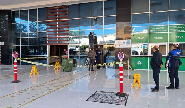 Serik Belediye binasına tüfekle ateş açan şüpheli gözaltında