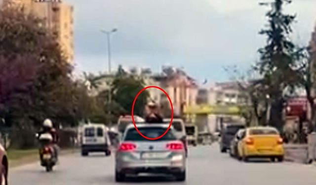 Seyir halindeki aracın üzerinde dans ederek trafiği tehlikeye attı