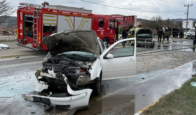 Sivasspor Tesisleri Önünde Otomobil, Taksiye Çarptı