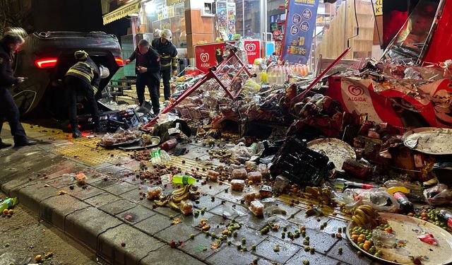Sivas’ta kontrolden çıkan otomobil iş yerlerine çarptı