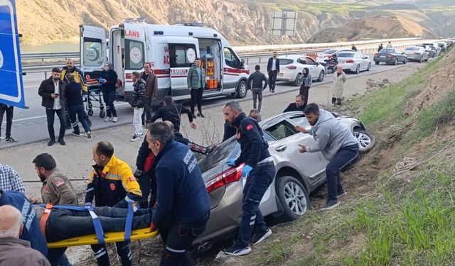 Suşehri'nde otomobil şarampole devrildi