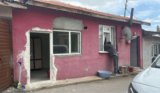 Tartıştığı eşini bıçakladı