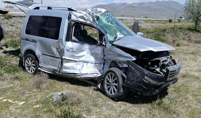 TIR'ın çarptığı otomobilin sürücüsü yaşamını yitirdi