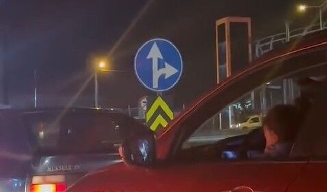 Trafikte otomobilinde kucağındaki çocukla ilerledi