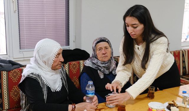 Şarkışla'da üniversite öğrencileri yaşlıları ziyaret etti