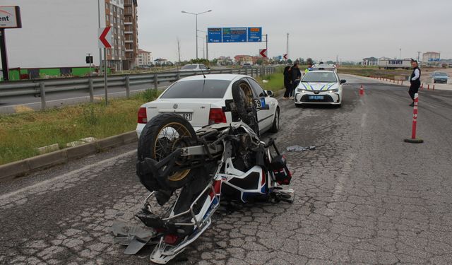 Aksaray'da otomobil ve motosiklet kafa kafaya çarpıştı