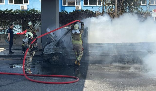 Ankara'da hareket halindeki kamyonet alev aldı