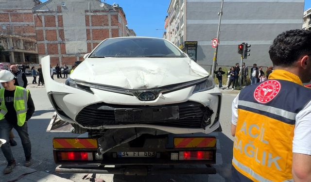 Avcılar'da otomobil şantiyeye girdi