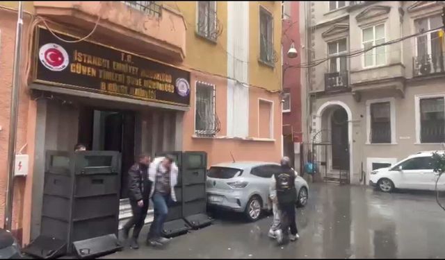 AVM'de Cep Telefonu Çalanlar Yakalandı