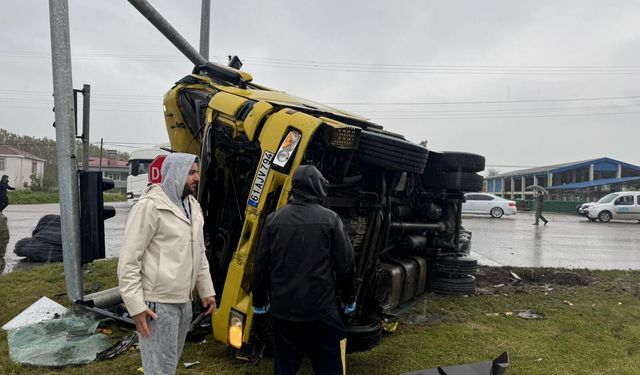 Aydınlatma direğine çarpan TIR devrildi: 1 yaralı