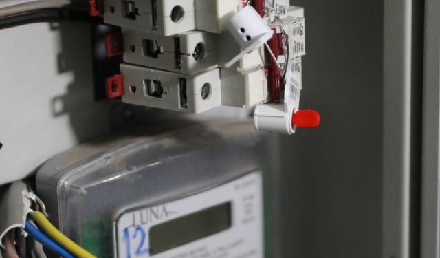 Borç nedeniyle tüm binanın elektriği kesildi