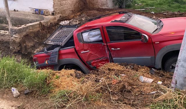 Bursa'da kamyonet çukura düştü: 1 yaralı