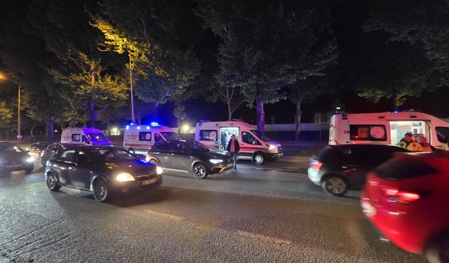 Bursa'da Otomobil, Kırmızı Işıkta Bekleyen Otomobile Çarptı