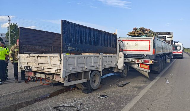 Bursa'da TIR ve kamyonet çarpıştı