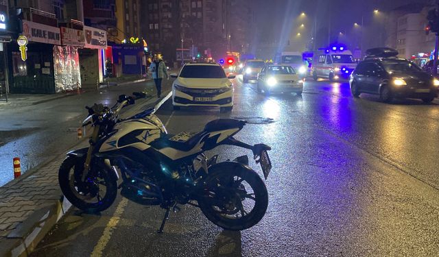 Devrilen motosiklettekiler yaralandı