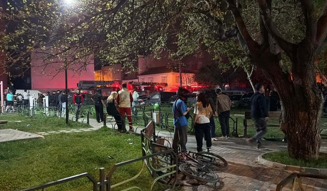 Hurdalıkta çıkan yangın bitişikteki binaları da yaktı