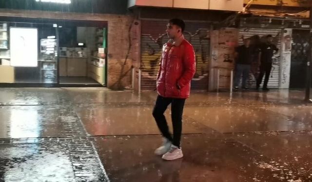 İzmir'de kısa süreli sağanak yağış yaşamı olumsuz etkiledi