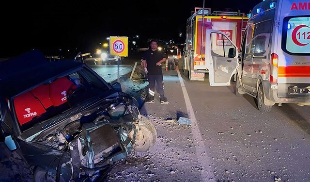 Kastamonu'da otomobil bariyerlere çarptı: 2 yaralı