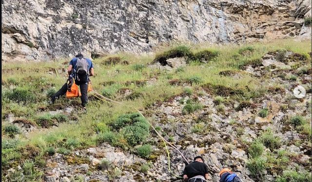 Kayalıklarda Mahsur Kalan Gençler AFAD Tarafından Kurtarıldı