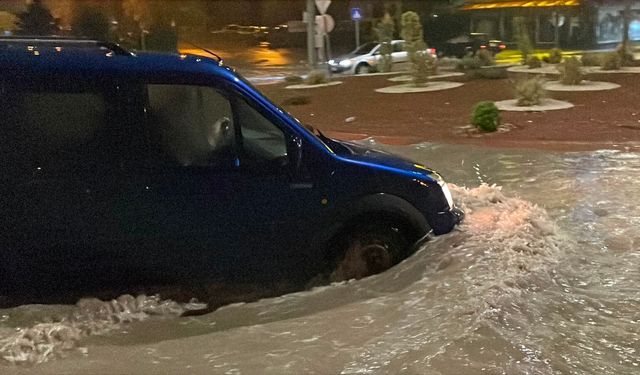 Kayseri'de Sağanak Yolları Göle Çevirdi