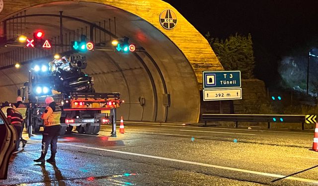 Kocaeli'de otomobil tünel girişindeki duvara çarptı