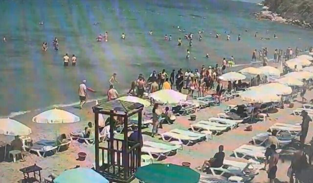 Kuşadası'nda Denizde Fenalaşan Turisti Vatandaşlar Kurtardı