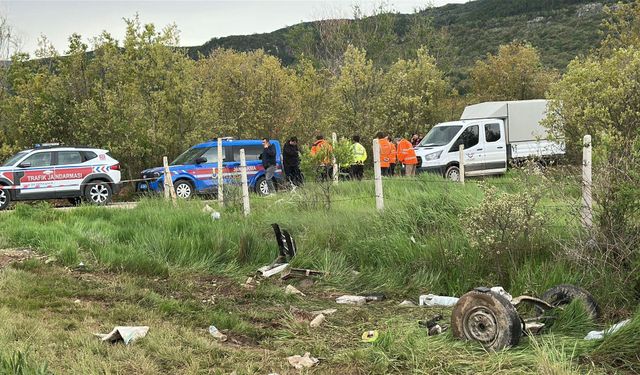 Kütahya'da tren hemzemin geçitte kamyonete çarptı