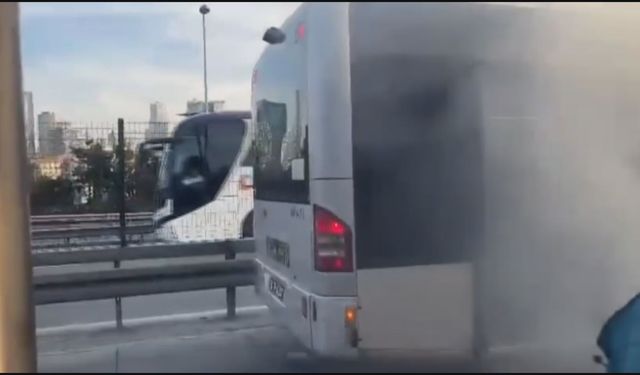 Metrobüsün motor kısmındaki yangın söndürüldü