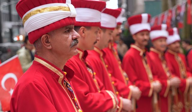 New York'ta Türk Günü Yürüyüşü için bayrak çekme töreni düzenlendi