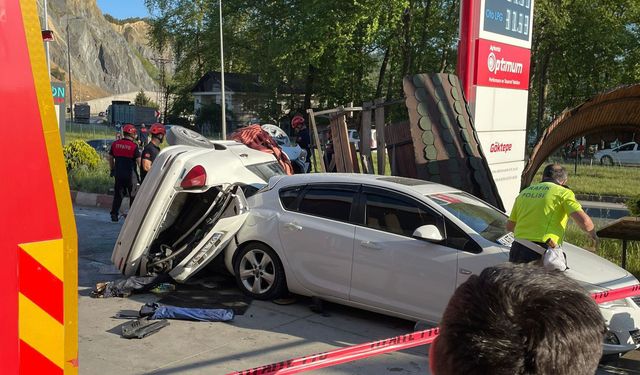 Otomobil takla attı, bankta oturan iki kardeşe çaptı: 6 yaralı
