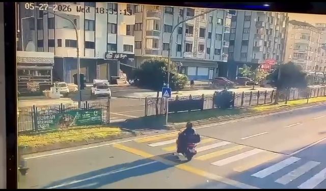 Otomobil yaya geçidinde bulunan motosiklete çarptı