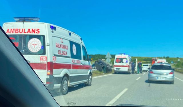 Samsun'da hafif ticari araç refüje devrildi; 3 yaralı