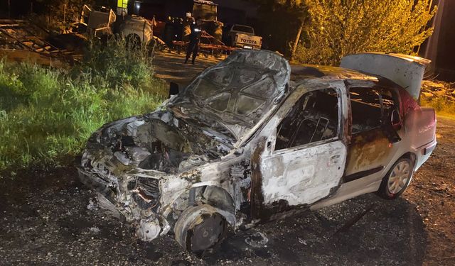 Seyir halindeyken yanan  otomobilin sürücüsü kaçtı