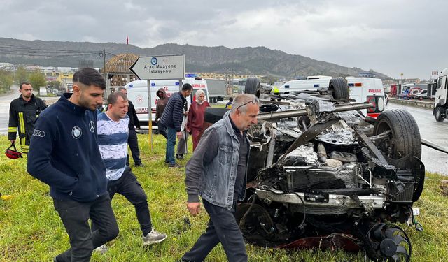 Sinyalizasyon direğine çarptı: 1'i çocuk 4 yaralı