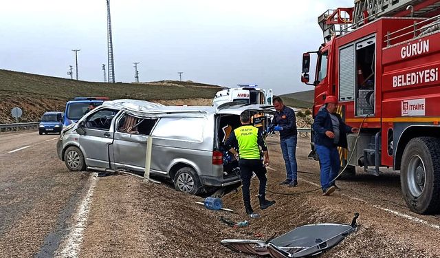 Sivas'ta minibüs devrilmesi sonucunda 1 kişi öldü, 8 yaralı