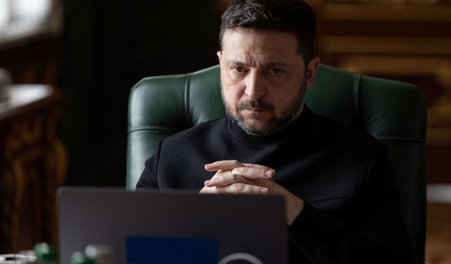 'Tek Dertleri Kızıl Meydan'daki Sessizlik'
