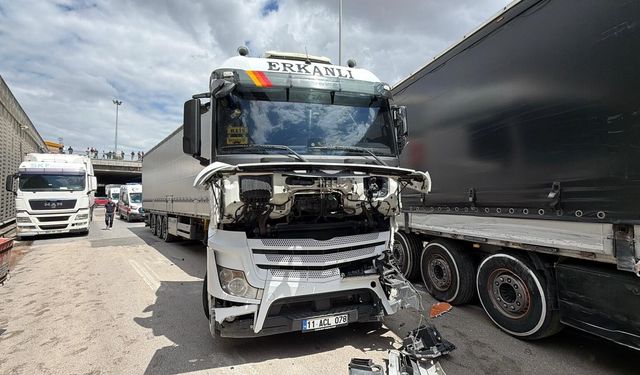 TIR ve duvar arasına sıkışan şoför hafif yaralandı