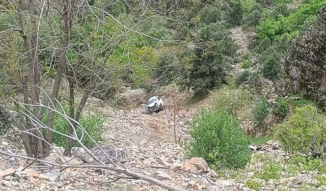 Uçuruma yuvarlanan otomobil sürücüsü yaralı kurtarıldı