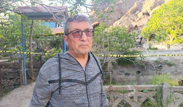 Yamaçtan düşen kaya parçaları düştüğü evi kullanılamaz hale getirdi