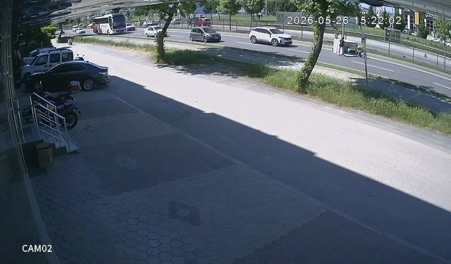 Yola düşen demir kafes trafiği aksattı