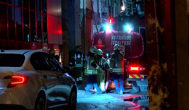 Zeytinburnu'nda iş merkezinde yangın